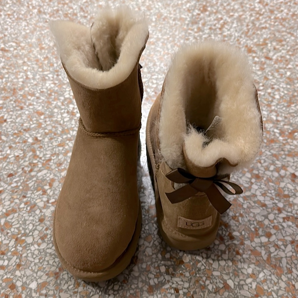 UGG Boots - NWOT - Bows on back 🎀